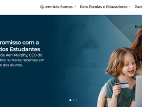 Mãe e filha acessando fotos escolares online em site da Lifetouch, ilustrando debate sobre privacidade de imagens de estudantes
