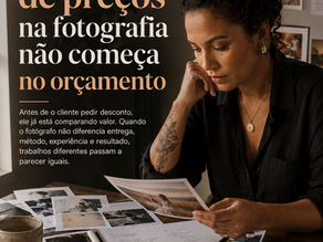 Fotógrafa analisando orçamento, calculadora, fotos impressas e anotações de precificação em uma mesa de trabalho, refletindo sobre valor percebido na fotografia