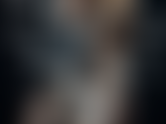 Smartphone segurado por uma mão humana com várias imagens fotográficas realistas saindo da tela, enquanto balões de conversa apagados aparecem ao fundo, representando a ascensão da IA visual sobre os chatbots.