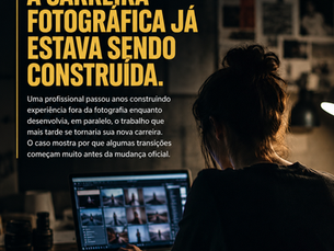 Profissional trabalhando à noite diante de um computador com equipamentos fotográficos, representando a construção de uma carreira na fotografia em paralelo a outra profissão.