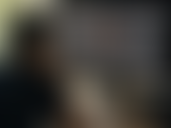 Fotógrafo analisando centenas de imagens em um monitor grande durante o processo de seleção de fotos em estúdio