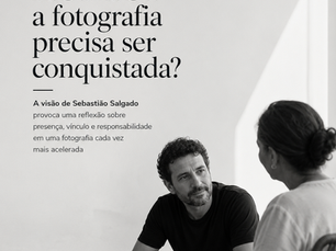 Fotógrafo conversa com uma mulher antes de fotografá-la em capa do Momento R.U.M.O. sobre a visão de Sebastião Salgado.