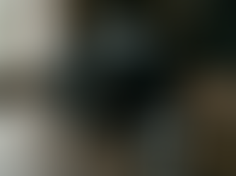 cartão CFexpress perto de câmera mirrorless