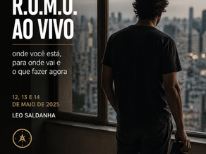 Fotógrafo de costas olhando pela janela para a cidade de São Paulo, segurando uma câmera, com texto sobre o evento Mapa R.U.M.O. Ao Vivo.