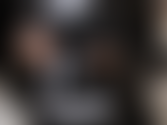 Câmeras Leica e Panasonic em composição editorial com referência a Real-Time LUT, ilustrando a volta do desejo por câmeras dedicadas em meio ao avanço dos smartphones e da inteligência artificial.