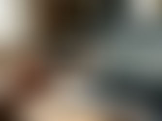 mão segurando fotografia impressa enquanto laptop mostra centenas de imagens organizadas digitalmente representando automação na fotografia