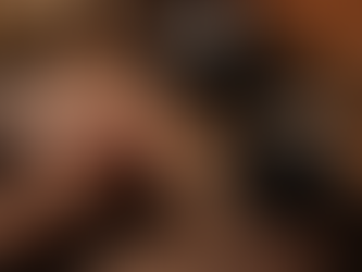 Mãos de fotógrafo sobre mesa de madeira com xícara de café, luz natural, tom editorial