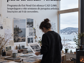 Artista analisa fotografias em ateliê com paisagem de inverno ao fundo, ilustrando residência artística remunerada no Canadá.
