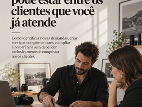 Fotógrafo e cliente analisam fotografias durante uma reunião de trabalho, representando a identificação de novas oportunidades de negócios e serviços fotográficos.