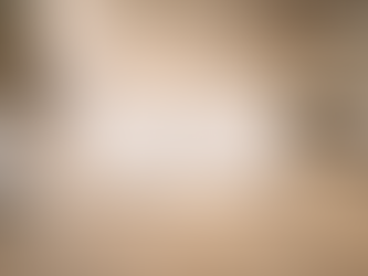 Imagem de mesa com fotografias impressas e caderno com a palavra Aura e Branding Fotográfico, representando análise de linguagem visual na fotografia