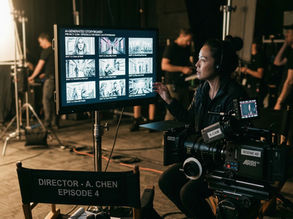 diretora usando IA no set