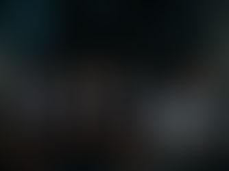 Família brasileira sentada à noite olhando para smartphones, com rostos iluminados por luz azul, simbolizando desconexão e consumo digital de imagens