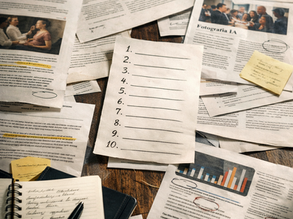 Mesa com documentos e anotações representando análise de conteúdos e tendências no mercado da fotografia