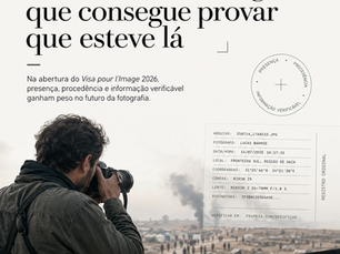 Fotógrafo em campo e elementos de verificação de arquivo ilustram discussão sobre IA, procedência e fotografia verificável no Visa pour l’Image 2026