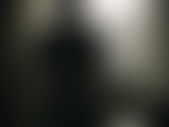 fotógrafo observando janela refletindo sobre o mercado