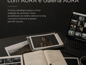 Mesa de trabalho com fotografias impressas, notebook, laptop e elementos de análise visual, representando a nova fase do Mapa R.U.M.O. com AURA e Galeria AURA.