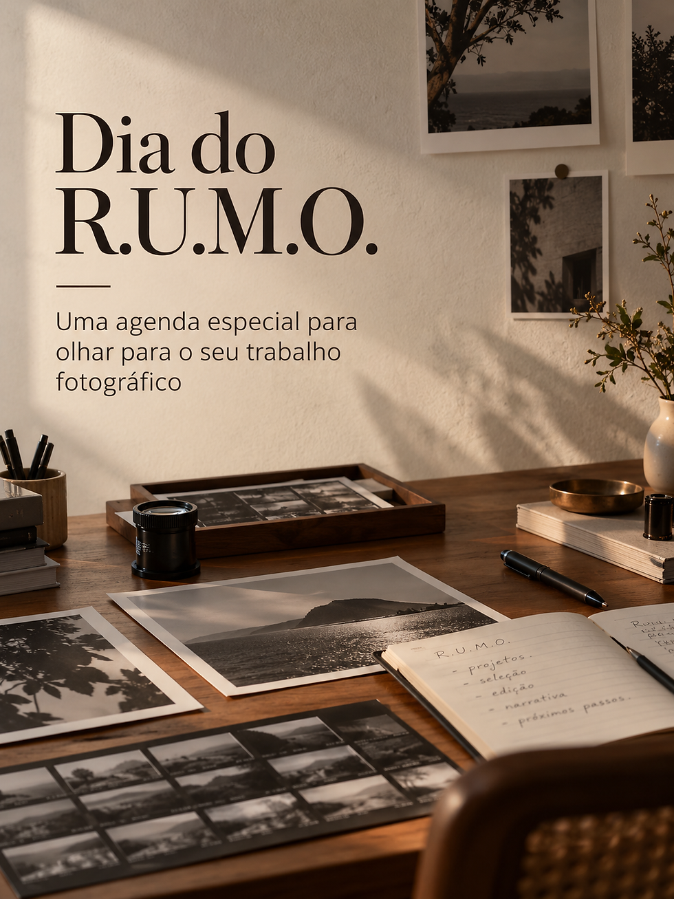 Arte do Dia do R.U.M.O., agenda especial de orientação individual para fotógrafos, com fotografias e materiais de análise sobre uma mesa de trabalho.