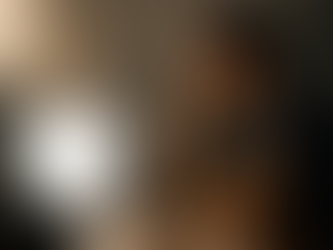 fotógrafo observando a tela cintilante