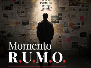 Pessoa diante de uma parede cheia de anotações e respostas prontas, iluminando a pergunta “E se a pergunta estiver errada?”, em arte do Momento R.U.M.O. sobre estratégia para fotógrafos.