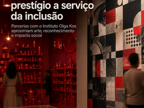 Exposição inspirada nas linguagens de Cildo Meireles e Claudio Tozzi, com ambiente vermelho, formas gráficas e visitantes desfocados.