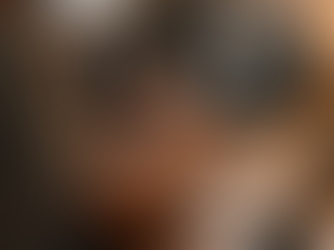 Fotógrafo trabalhando no laptop com câmera ao lado, mostrando uso de tecnologia no fluxo de trabalho e organização do negócio