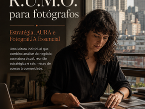 Fotógrafa brasileira analisa fotografias impressas em um espaço de trabalho em São Paulo para representar a leitura estratégica do Mapa R.U.M.O.