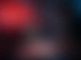 Fotógrafo trabalhando tarde da noite editando imagens no laptop em ambiente escuro, representando os desafios da edição profissional de fotografia na era da inteligência artificial.