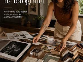 Fotógrafa organiza álbuns, impressões, molduras, papéis e produtos fotográficos personalizados sobre uma mesa de trabalho, representando personalização, oferta sob medida e valor percebido na fotografia.
