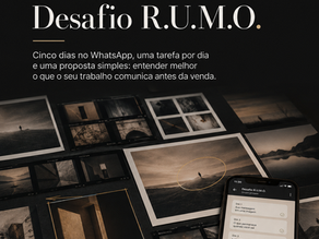 Imagem editorial com fotografias impressas, marcações visuais e celular com grupo privado, representando a dinâmica prática do Primeiro Desafio R.U.M.O. para fotógrafos.