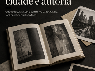Zine fotográfico aberto sobre mesa escura com fotografias impressas em preto e branco, representando papel, tempo, cidade e autoria na fotografia.