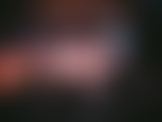 Diretor de fotografia em ambiente de filmagem com luz natural, sugerindo processo criativo silencioso e abordagem humanizada no cinema.