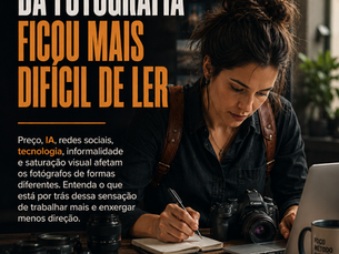 Fotógrafa analisando seu trabalho em uma mesa com câmera, notebook, fotos impressas e anotações sobre os desafios do negócio da fotografia.
