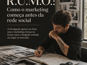 Fotógrafo em estúdio analisando imagens e anotações, com o título “Como o marketing começa antes da rede social”, em arte editorial para a série Momento R.U.M.O.