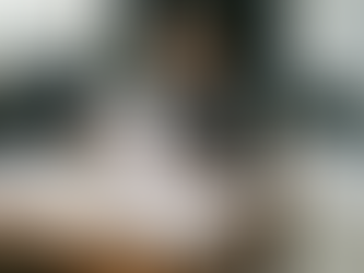 fotógrafa no estúdio avaliando ideias