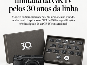 Ricoh GR IV 30th Anniversary Edition com caixa comemorativa e coleção de pins históricos da linha GR.