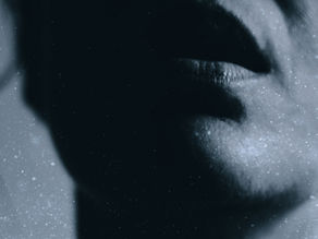 Fotografia de atmosfera azulada e contemplativa representando a exposição “Quando o sonho encontra o azul”, de Daniela Dib, no MIS.