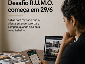 Fotógrafa em ambiente de trabalho com notebook, câmera, caderno e celular com grupo de WhatsApp do Desafio R.U.M.O., anunciando nova rodada para revisar oferta e comunicação na fotografia.