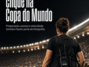 Fotógrafa esportiva com câmeras à beira de um estádio durante uma partida de futebol