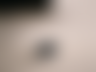 cartão de memória na mesa perto da câmera