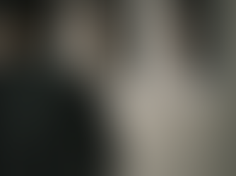 Fotógrafo analisando duas imagens quase idênticas, refletindo sobre diferença entre perfeição e autenticidade na fotografia