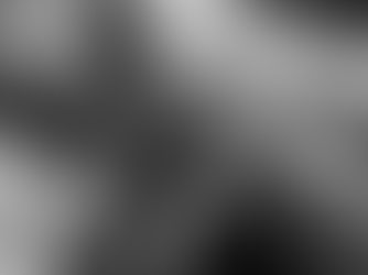 Recém-nascido segurando o dedo de um adulto, em preto e branco, no contexto do registro do nascimento