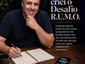 Leo Saldanha sentado à mesa com caderno, celular e cartões com palavras como percepção, posicionamento e estratégia, ilustrando o post sobre a criação do Desafio R.U.M.O. para fotógrafos.