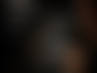 Pessoa vista por trás segurando um smartphone e rolando um feed de fotos; a maioria das imagens é escura e semelhante, enquanto uma se destaca com mais contraste, sugerindo como imagens medianas fazem o público ignorar até as melhores.