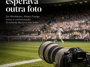 Câmera profissional com lente teleobjetiva posicionada na lateral de uma quadra de grama, com jogador de tênis desfocado ao fundo e texto editorial sobre o fotógrafo que esperava outra foto em Wimbledon.