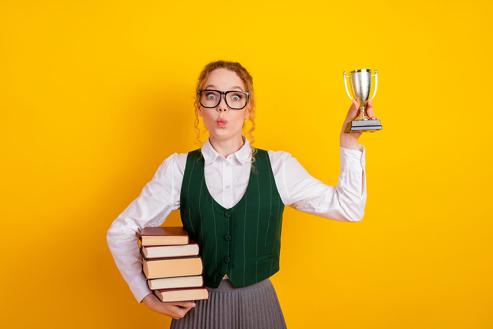 Estudante segurando livros e troféu de olimpíada do conhecimento em fundo amarelo.