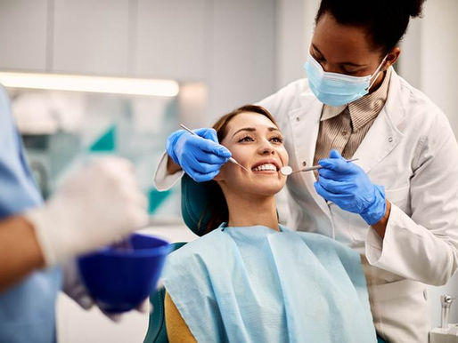 Exame em uma paciente durante aula prática de Odontologia, destacando a importância do aprendizado prático na formação dos futuros dentistas.
