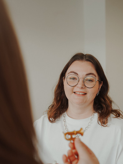 Systemische Coachin Karina Schmidt und Gründerin von let's mind in einem Gespräch mit einem Klienten.
