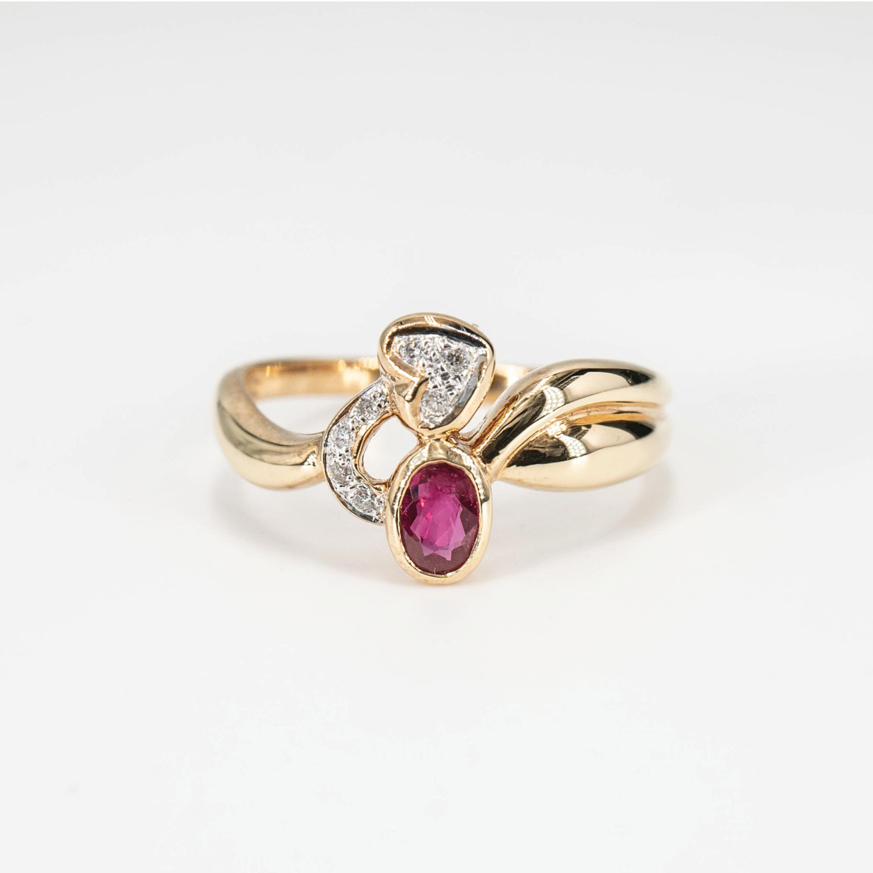 Vintage Ruby and Diamond Ring in 18K Yellow Gold