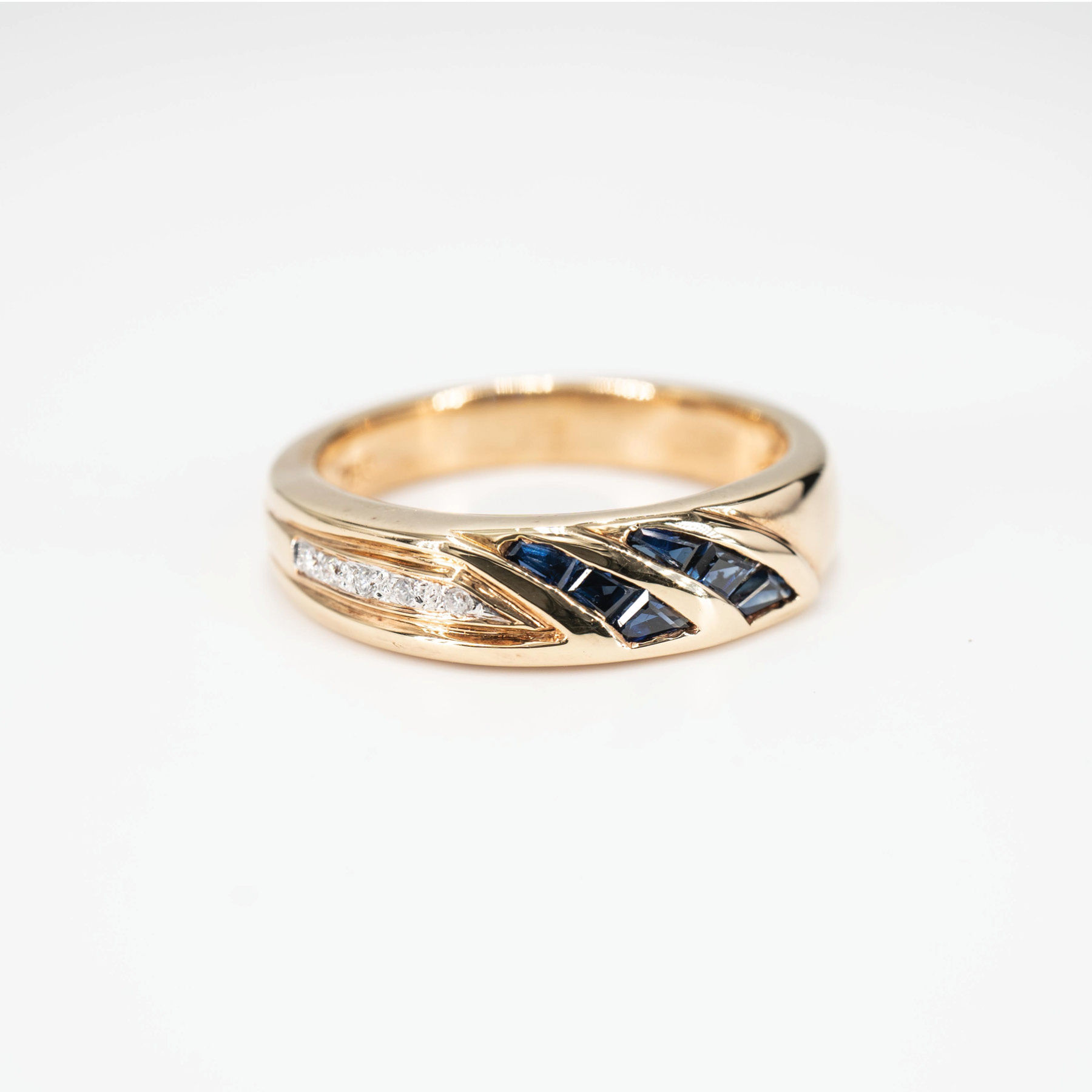 Vintage Blue Sapphire and Diamond Ring in 18K Yellow Gold