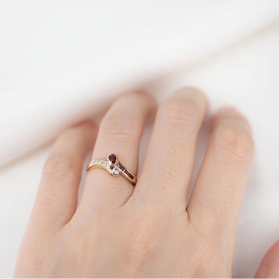 縮圖：Vintage Ruby and Diamond band ring in 18K Yellow Gold